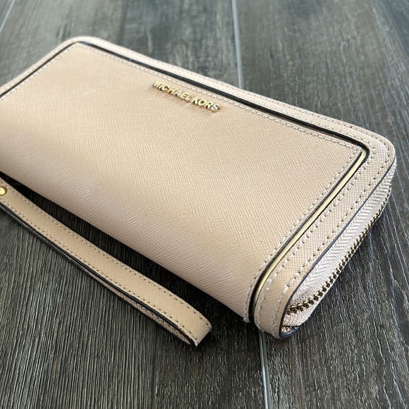Michael Kors Continental Frame Out Wallet - Picture 2 of 8